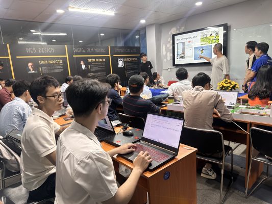 Buổi bảo vệ đồ án đầu tiên của lớp C1.2503.E1: Dấu mốc khởi đầu cho hành trình sáng tạo