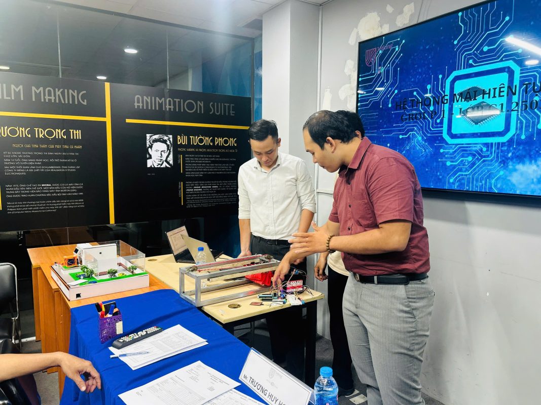 Thành viên nhóm tình bày đồ án trước hội đồng phản biện