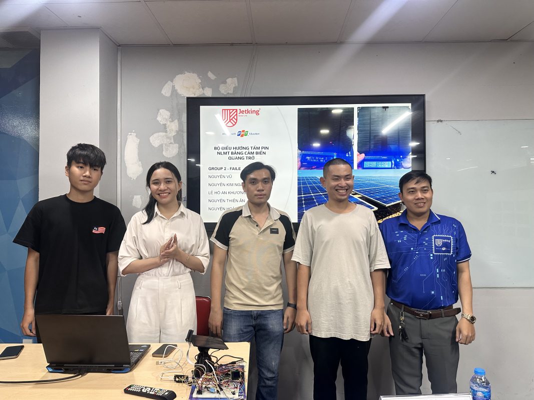 Các thành viên thực hiện đồ án "Bộ Điều Hướng Năng Lượng Mặt Trời"
