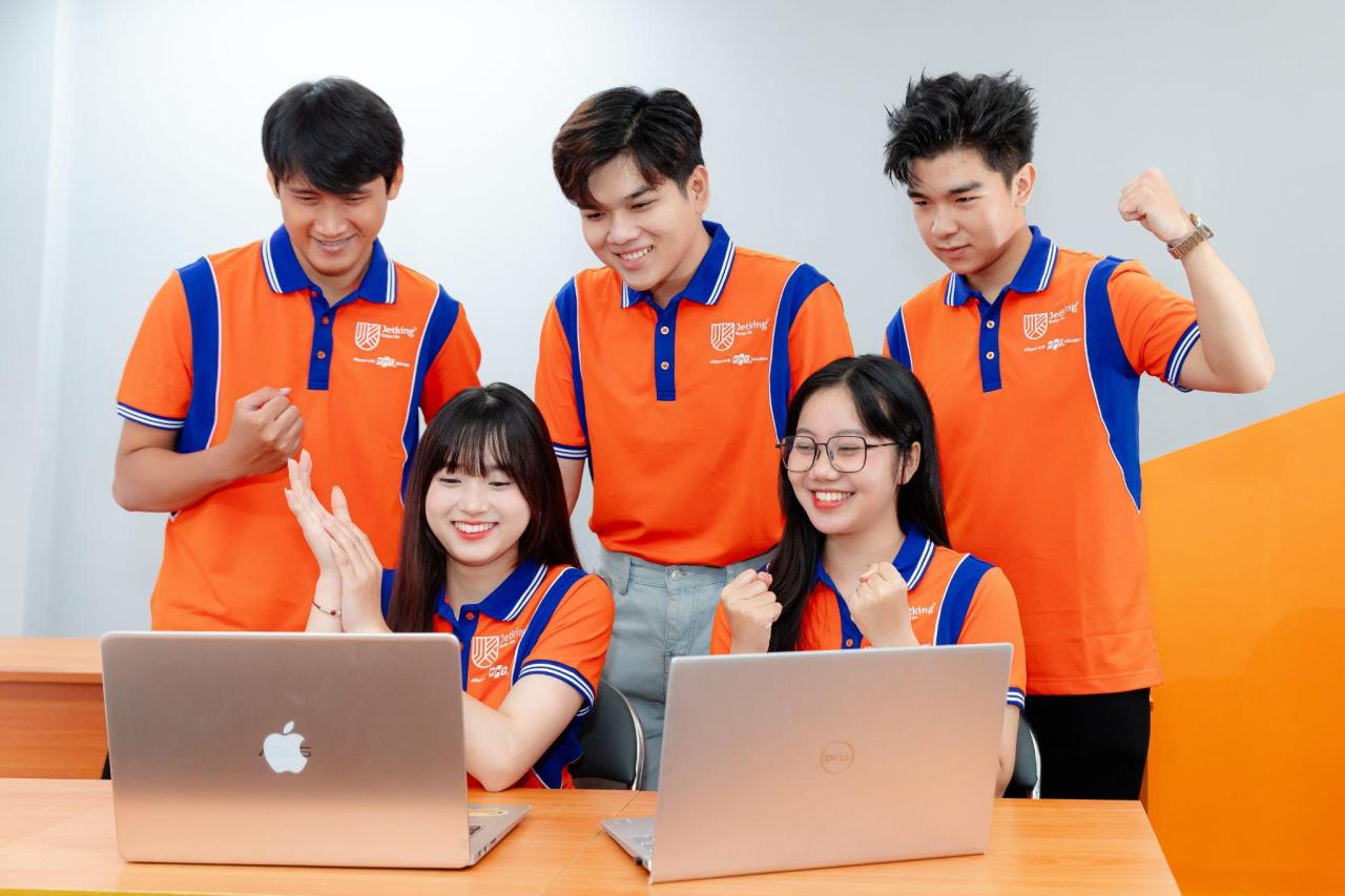 Sinh viên FPT Jetking trong giờ học thực hành tại lớp