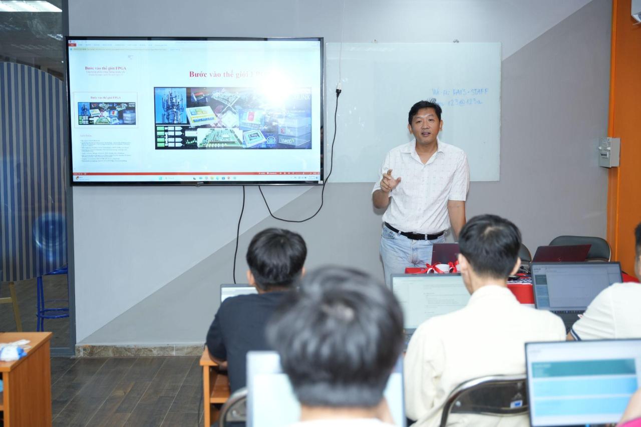 Sinh viên trải nghiệm tại workshop "Viết Code - Chạy Mạch - Sáng Đèn" trong buổi khai trương FPT Jetking