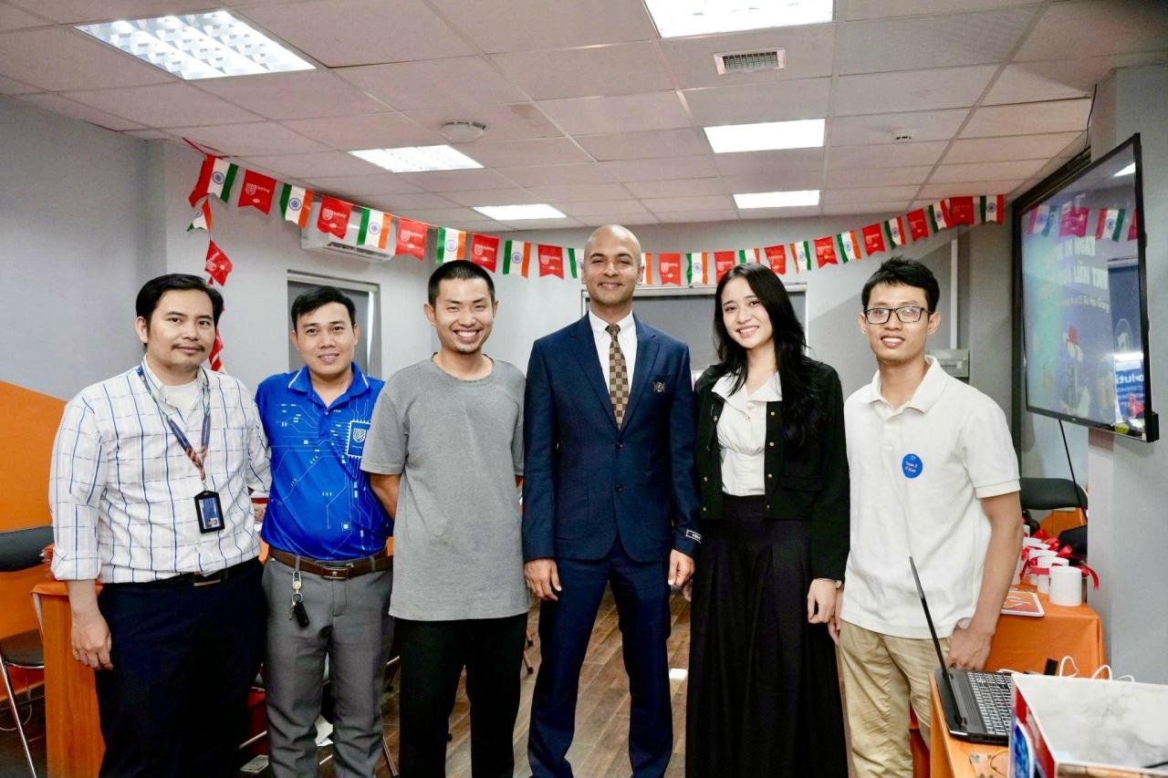 Sinh viên tham gia trải nghiệm tại lễ khai trương FPT Jetking TPHCM cùng Ông Harsh Bharwani - CEO Tập đoàn Jetking Ấn Độ