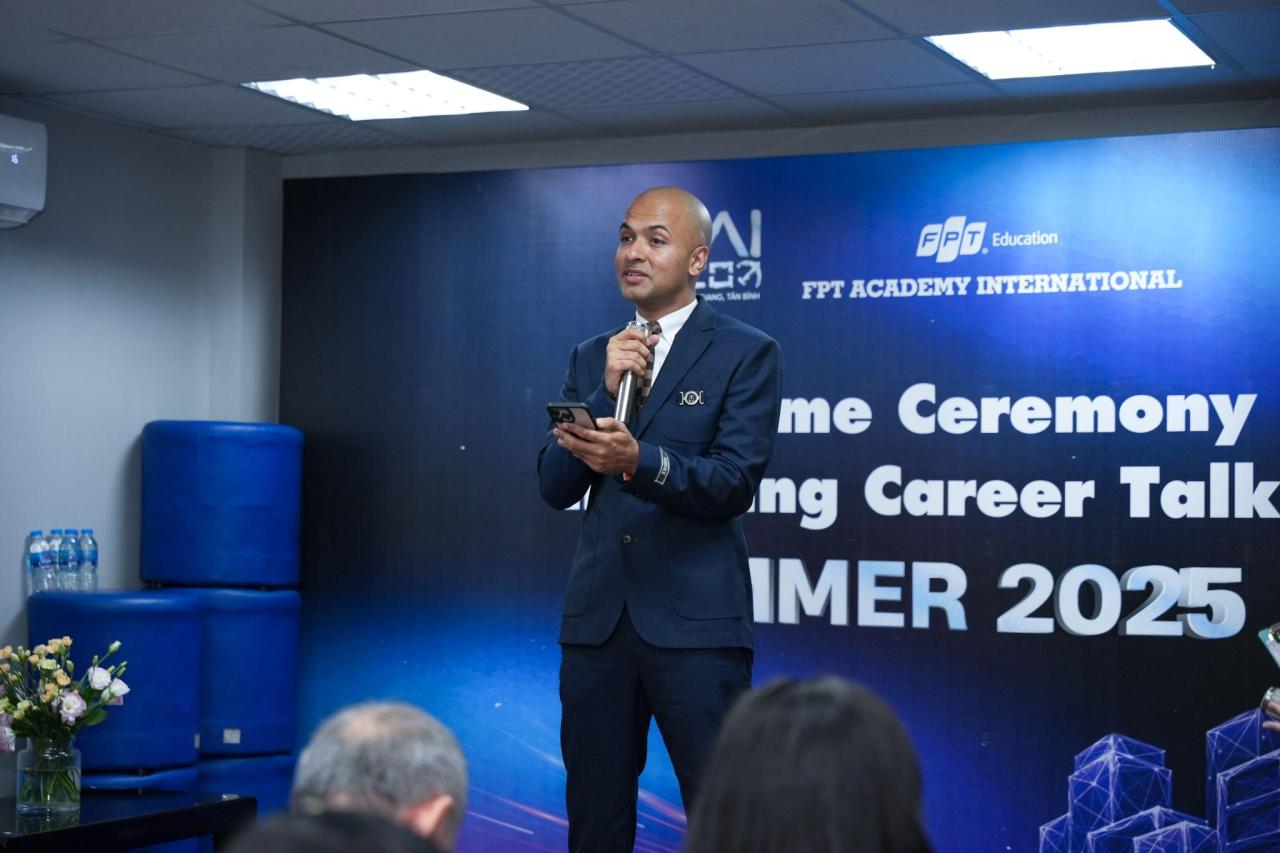 Ông Harsh Bharwani - CEO Tập đoàn Jetking Ấn Độ phát biểu trong lễ khai giảng của tân sinh viên
