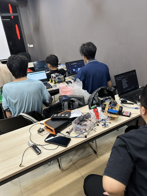 Sinh viên ngành Thiết kế Chip bán dẫn FPT Jetking: Từ lập trình vi điều khiển đến những lần thử nghiệm “cháy khét”