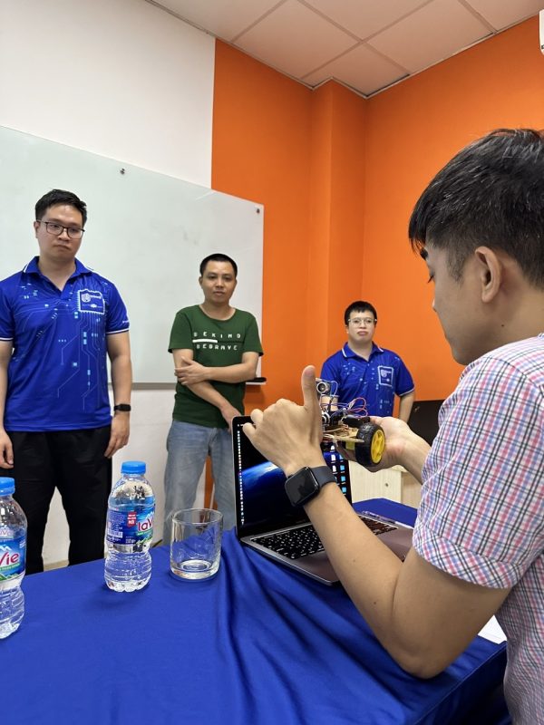 Sinh viên ngành Thiết kế Chip bán dẫn FPT Jetking: Từ lập trình vi điều khiển đến những lần thử nghiệm “cháy khét”