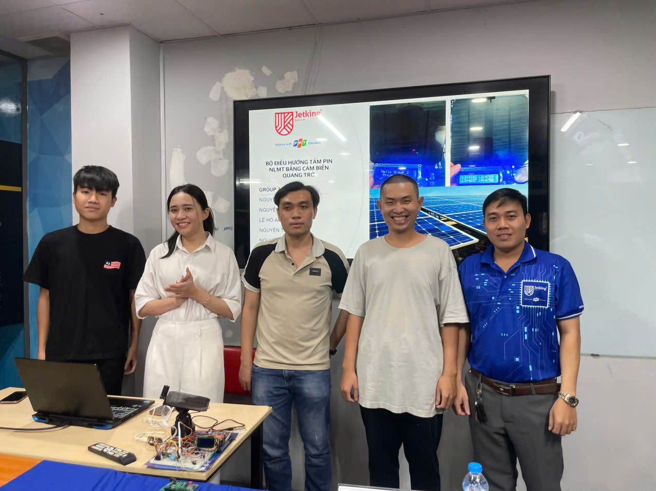 Đồ án "Bộ Điều Hướng Năng Lượng Mặt Trời" sản phẩm kỳ 1 của sinh viên FPT Jetking
