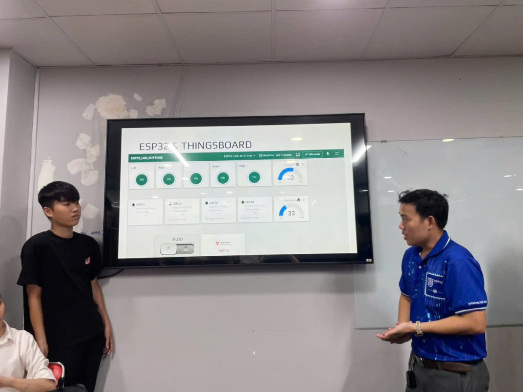 Sinh viên trình bày đồ án trước hội đồng bảo vệ
