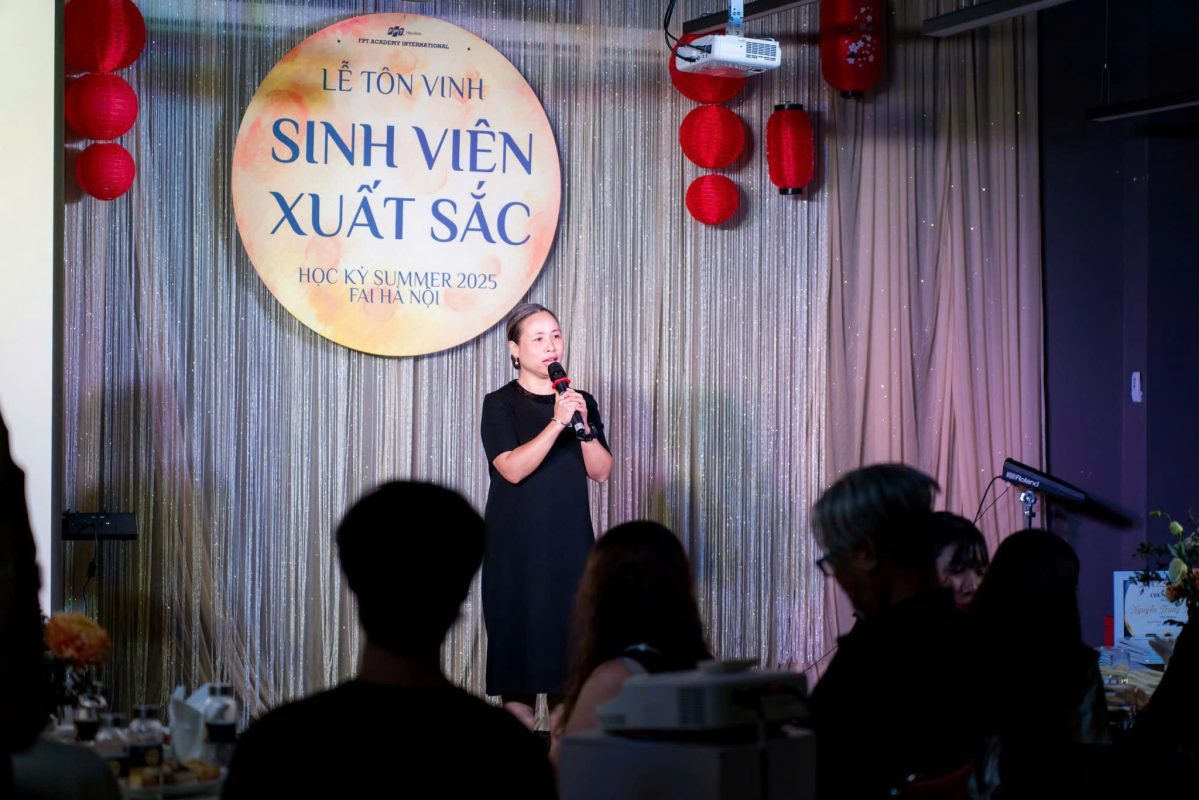 Cô Phương Anh – Phó Giám đốc Viện đào tạo quốc tế FPT chia sẻ tại Lễ tôn vinh