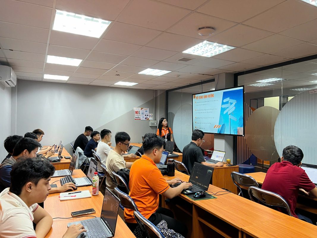 Tân sinh viên lớp J1.2510.E1 – FPT Jetking khởi động hành trình an ninh mạng với buổi định hướng và ngày học đầu tiên