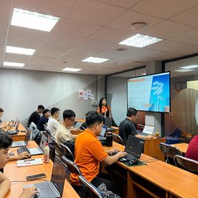 Tân sinh viên lớp J1.2510.E1 – FPT Jetking khởi động hành trình an ninh mạng với buổi định hướng và ngày học đầu tiên