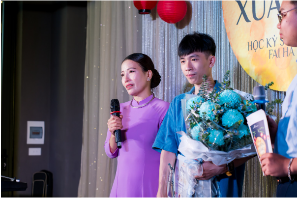Mẹ Quốc Huy xúc động trên sân khấu