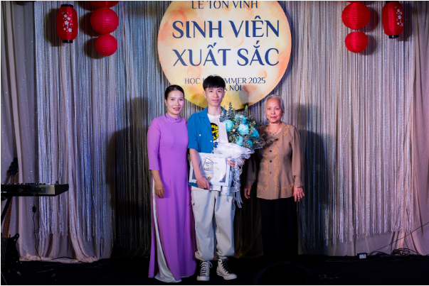 Bà ngoại và mẹ tự hào chứng kiến sự trưởng thành của Lại Quốc Huy