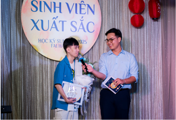 Quốc Huy (bên trái) gửi lời cảm ơn sâu sắc tới thầy cô và gia đình