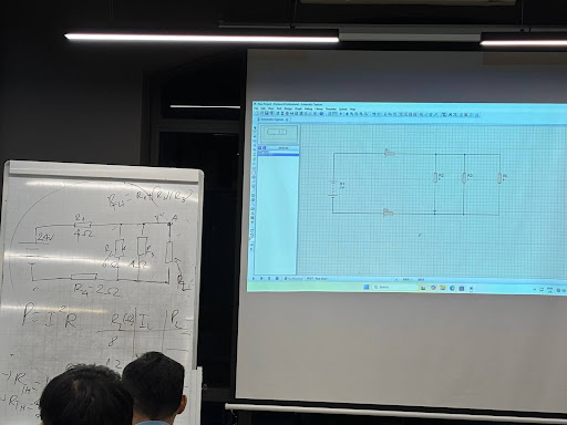 Khám phá môn lý thuyết điện và mạch cùng sinh viên lớp C2509E
