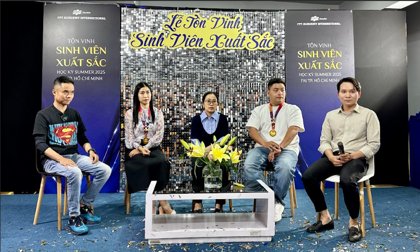 Tiết Vinh Phú (ngoài cùng bên phải) trò chuyện trong buổi lễ tôn vinh
