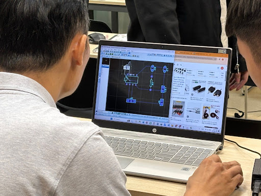 Trải nghiệm thực hành mạch điện tử tại FPT Jetking giúp sinh viên làm chủ kỹ năng