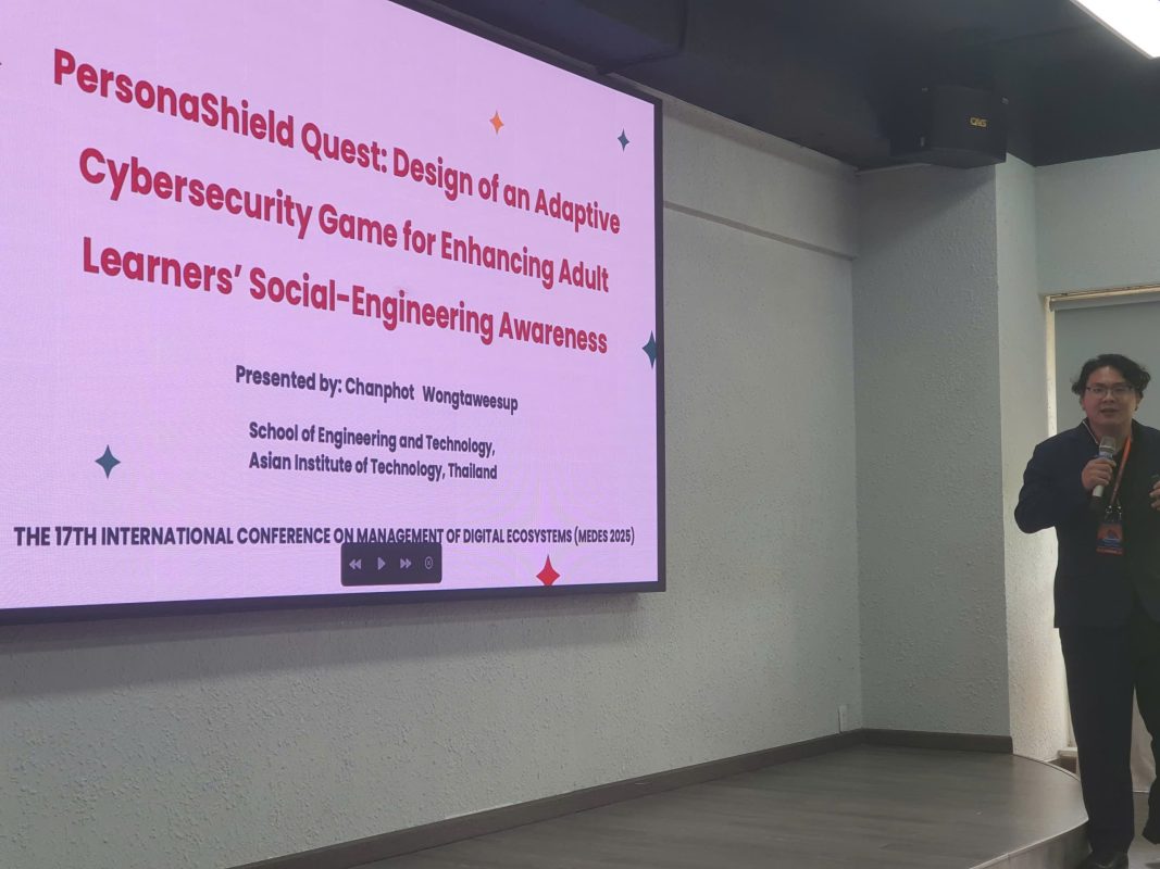 Tác giả trình bày tham luận "PersonaShield Quest: Design of an Adaptive Cybersecurity Game for Enhancing Adult Learners’ Social-Engineering Awareness" (Nguồn: thầy Linh)