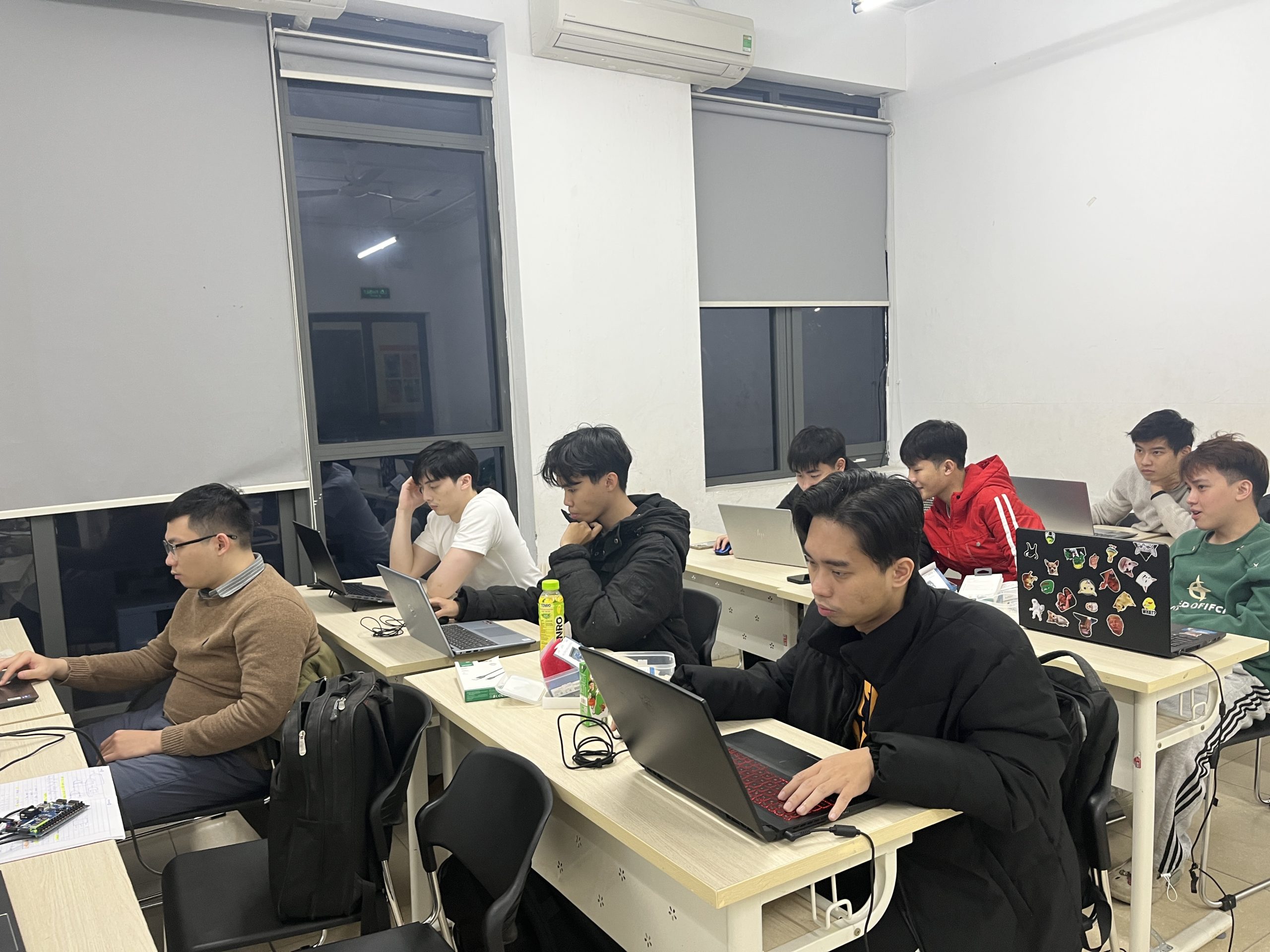 Giờ học FPGA – Nền tảng quan trọng trên hành trình thiết kế phần cứng của sinh viên C2505E