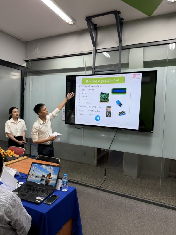 Sinh viên trình bày đồ án trước hội đòng phản biện