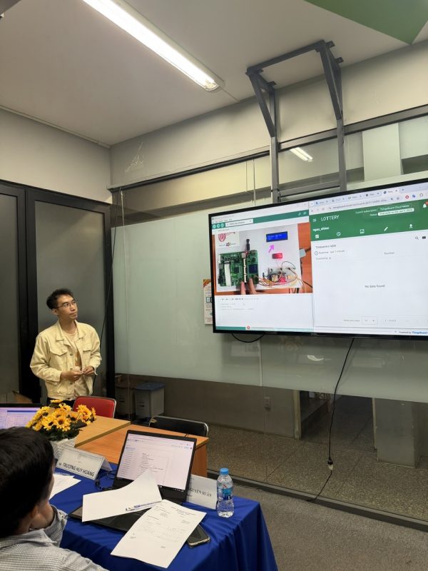 Sinh viên trình bày đồ án trước hội đồng phản biện