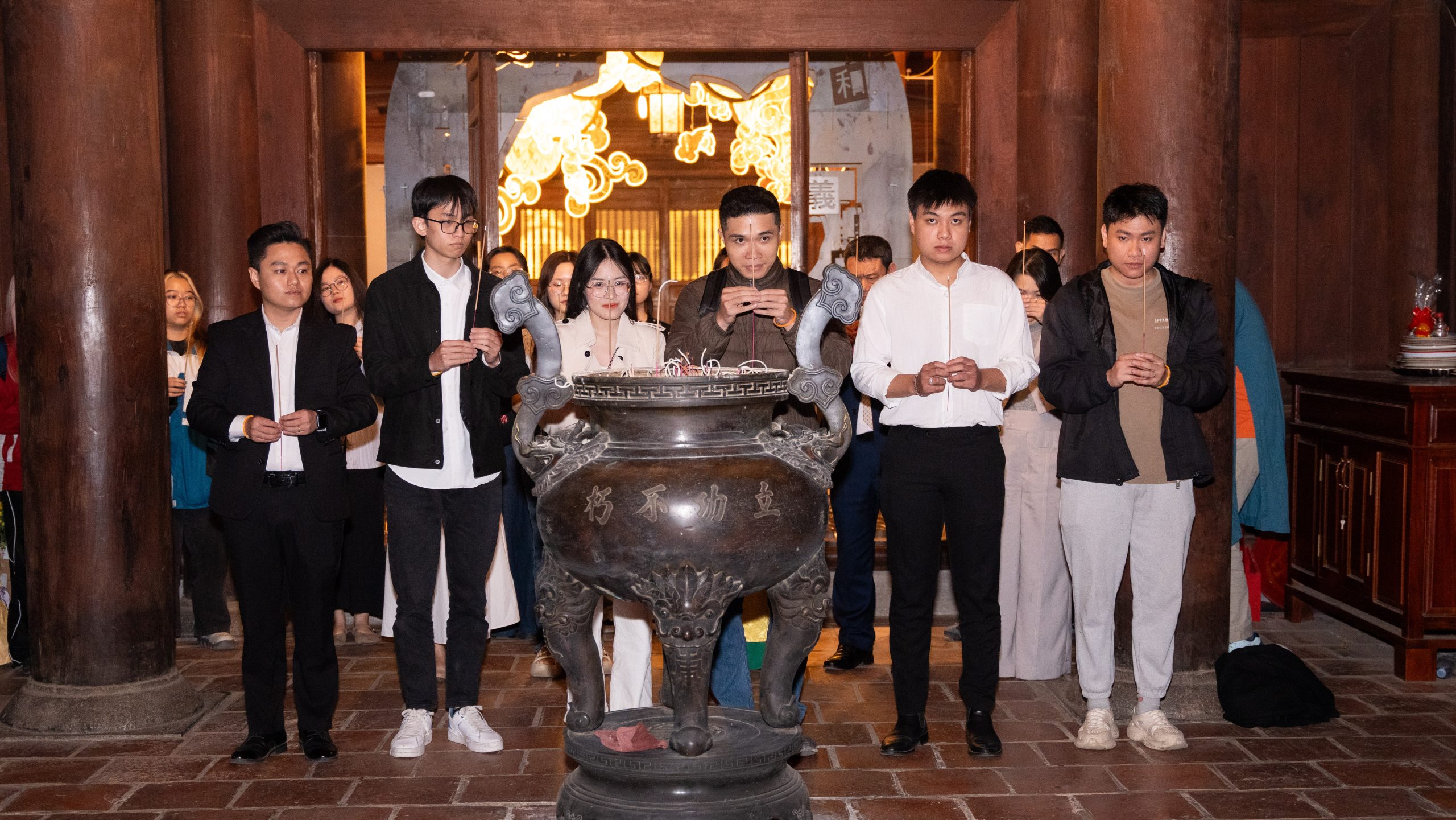 Sinh viên xuất sắc cùng thầy cô và người thân.