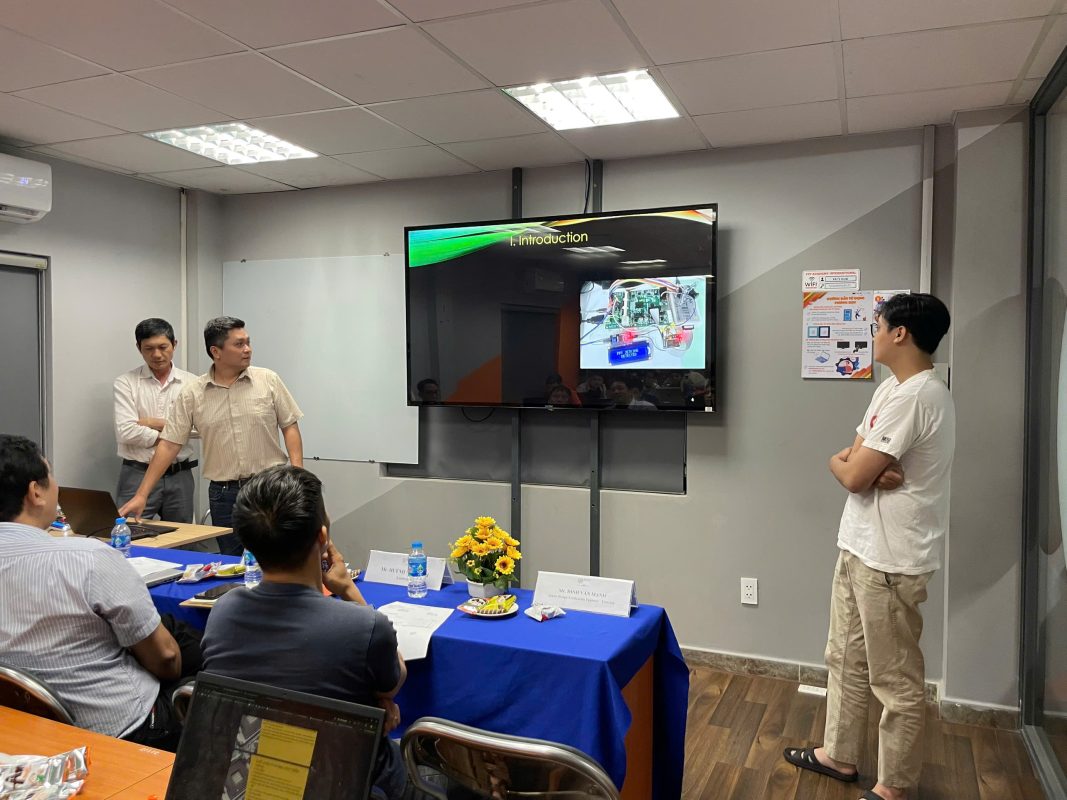 Sinh viên trình bày đồ án trước hội đồng phản biện