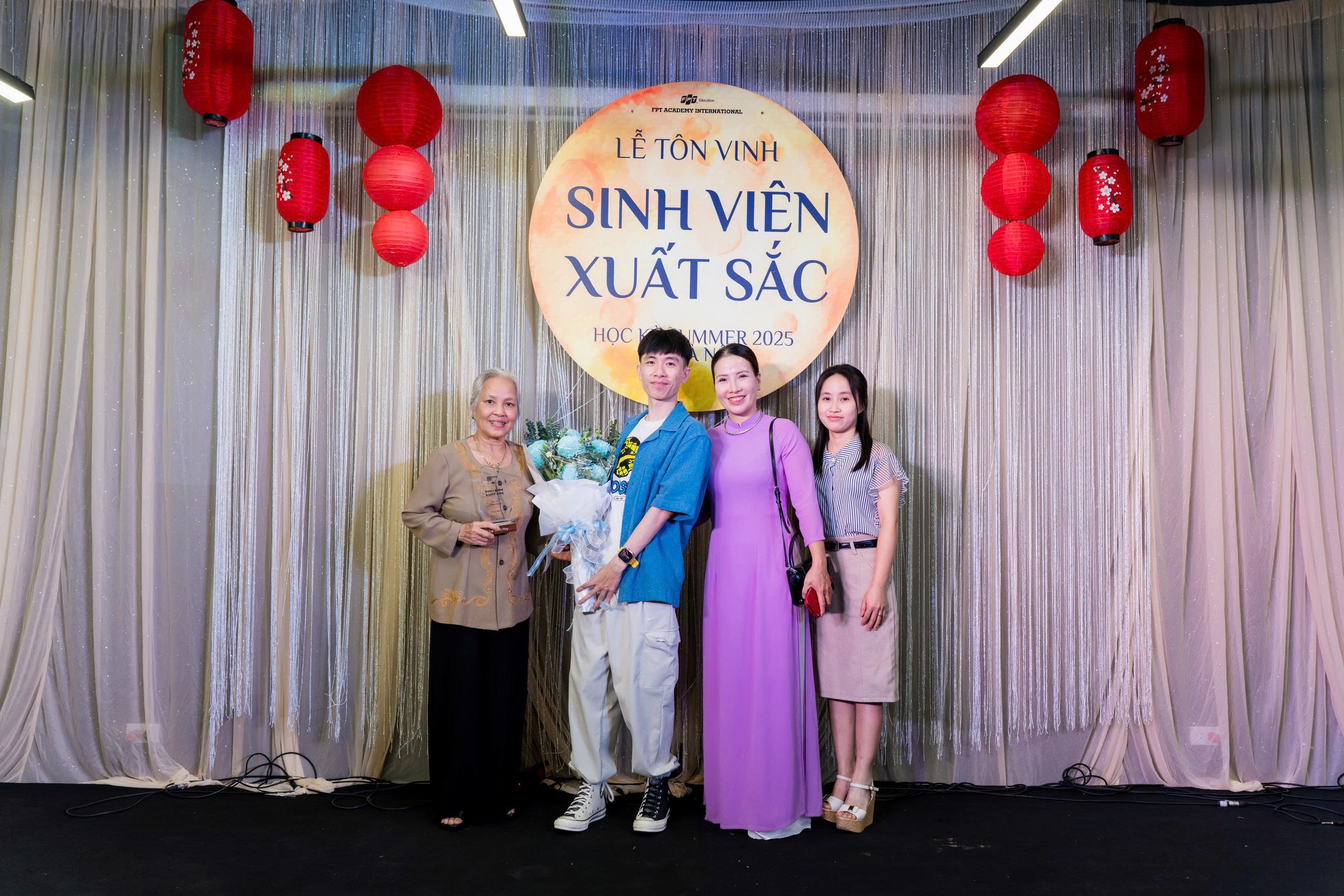 Sinh viên Lại Quốc Huy cùng gia đình