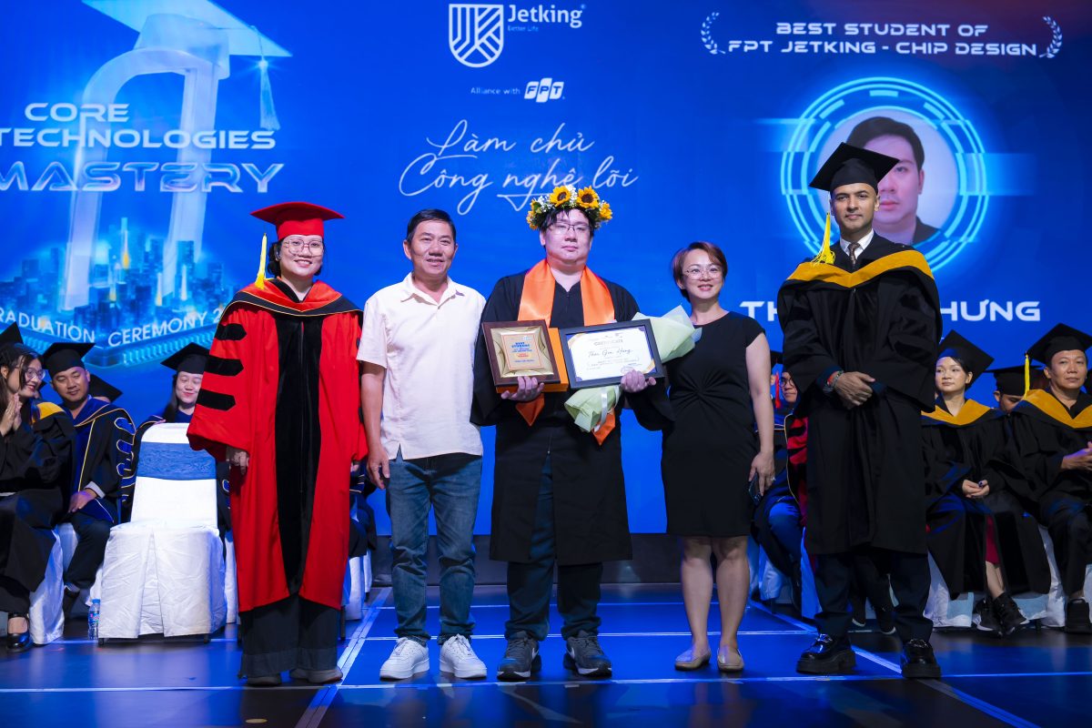 Thủ khoa Thái Gia Hưng và gia đình tại Lễ tốt nghiệp