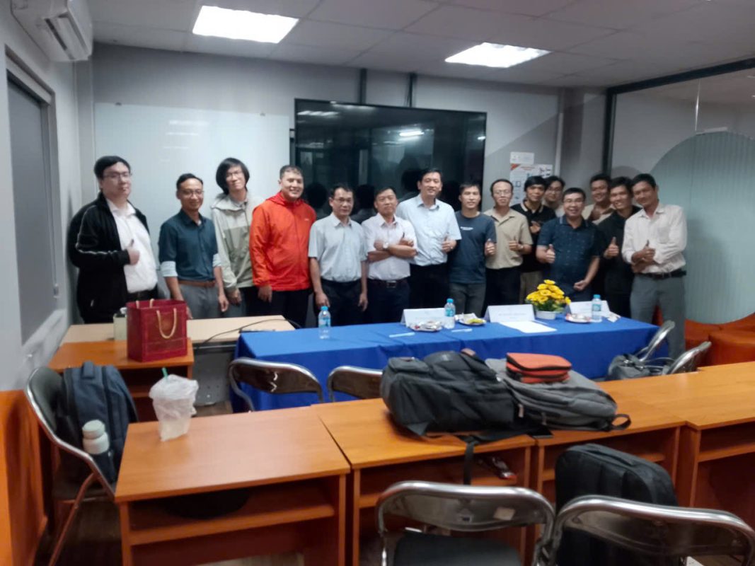 Tân khoa Đặng Hữu Thái Hoà cùng sinh viên lớp bảo vệ đồ án cuối khoá