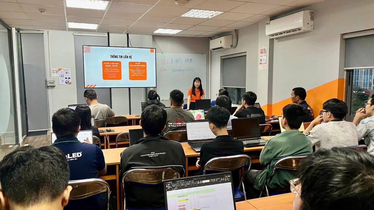 Các bạn tân sinh viên được lắng nghe quy định học tập từ các phòng ban