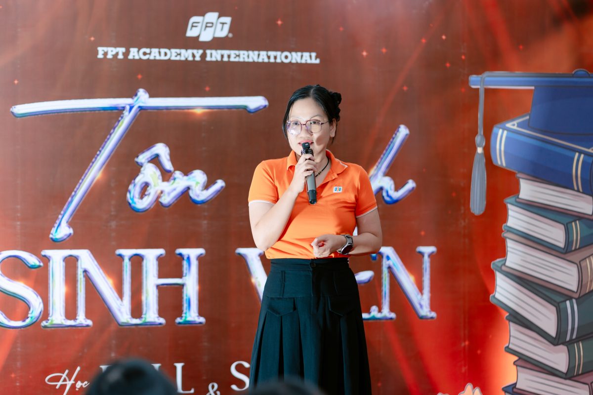 Cô Lê Thị Hồng Hạnh chia sẻ cùng sinh viên tại buổi lễ