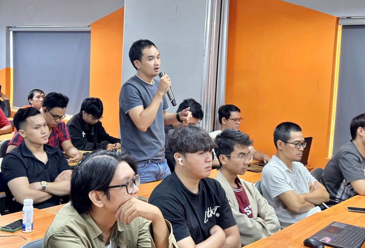 Sinh viên được giải đáp các thắc mắc và hướng dẫn điều chỉnh CV phù hợp