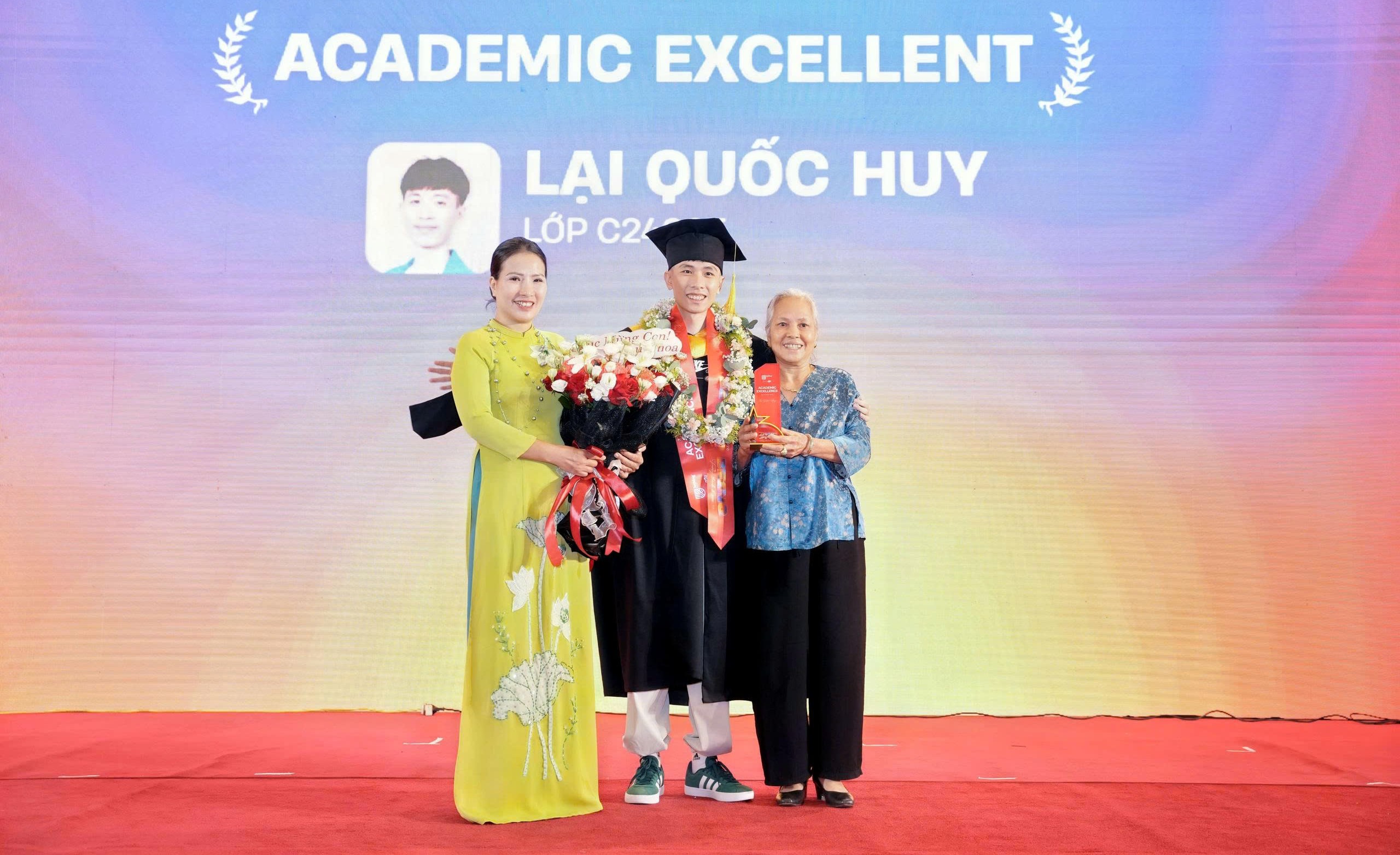 Sinh viên Lại Quốc Huy tại buổi lễ tốt nghiệp