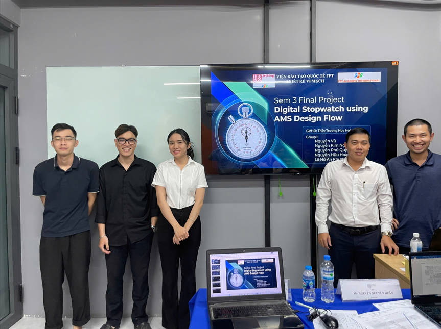 Các thành viên nhóm bảo vệ đồ án trước hội đồng phản biện