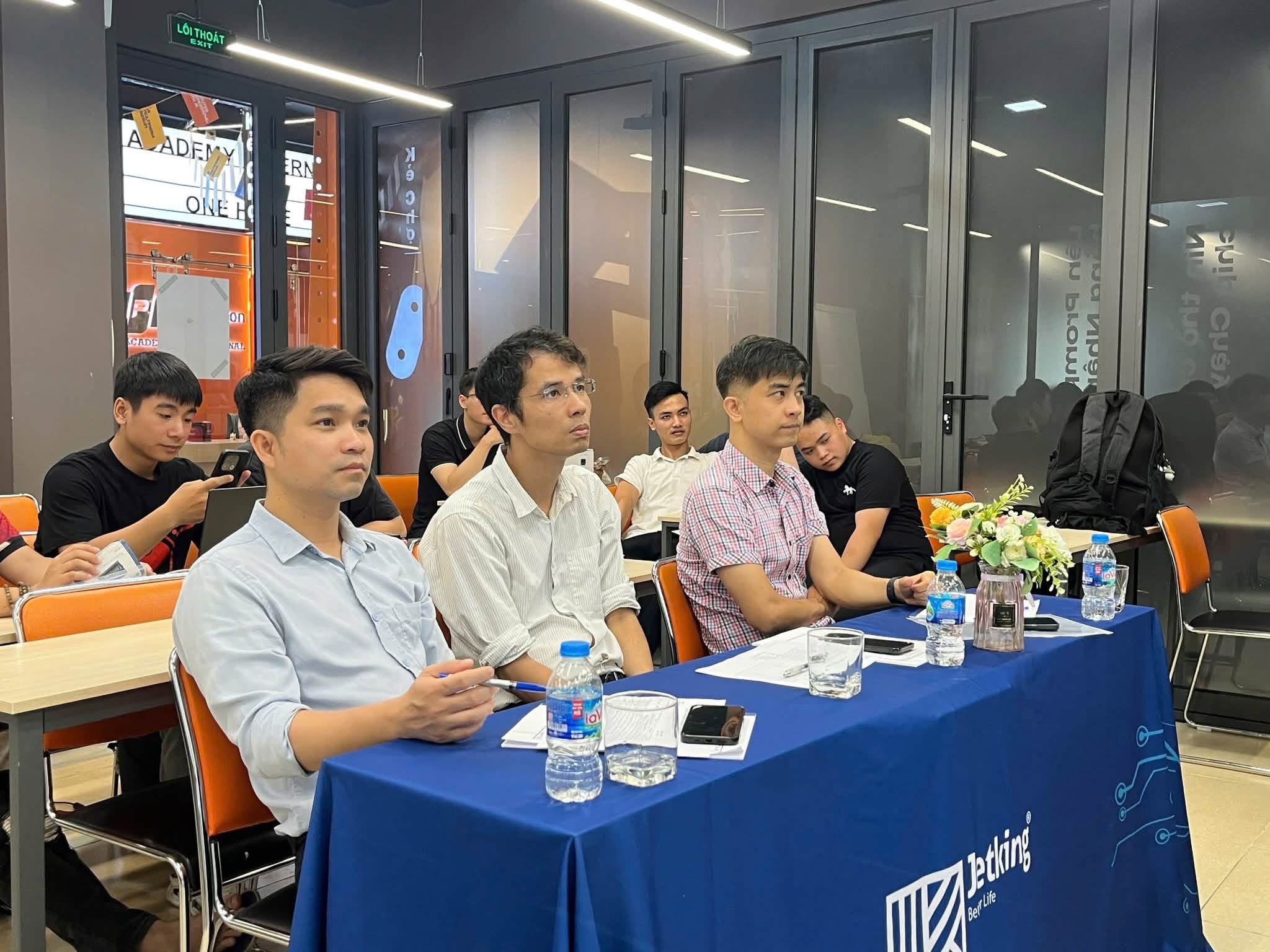 Giảng viên đồng hành trong buổi bảo vệ 