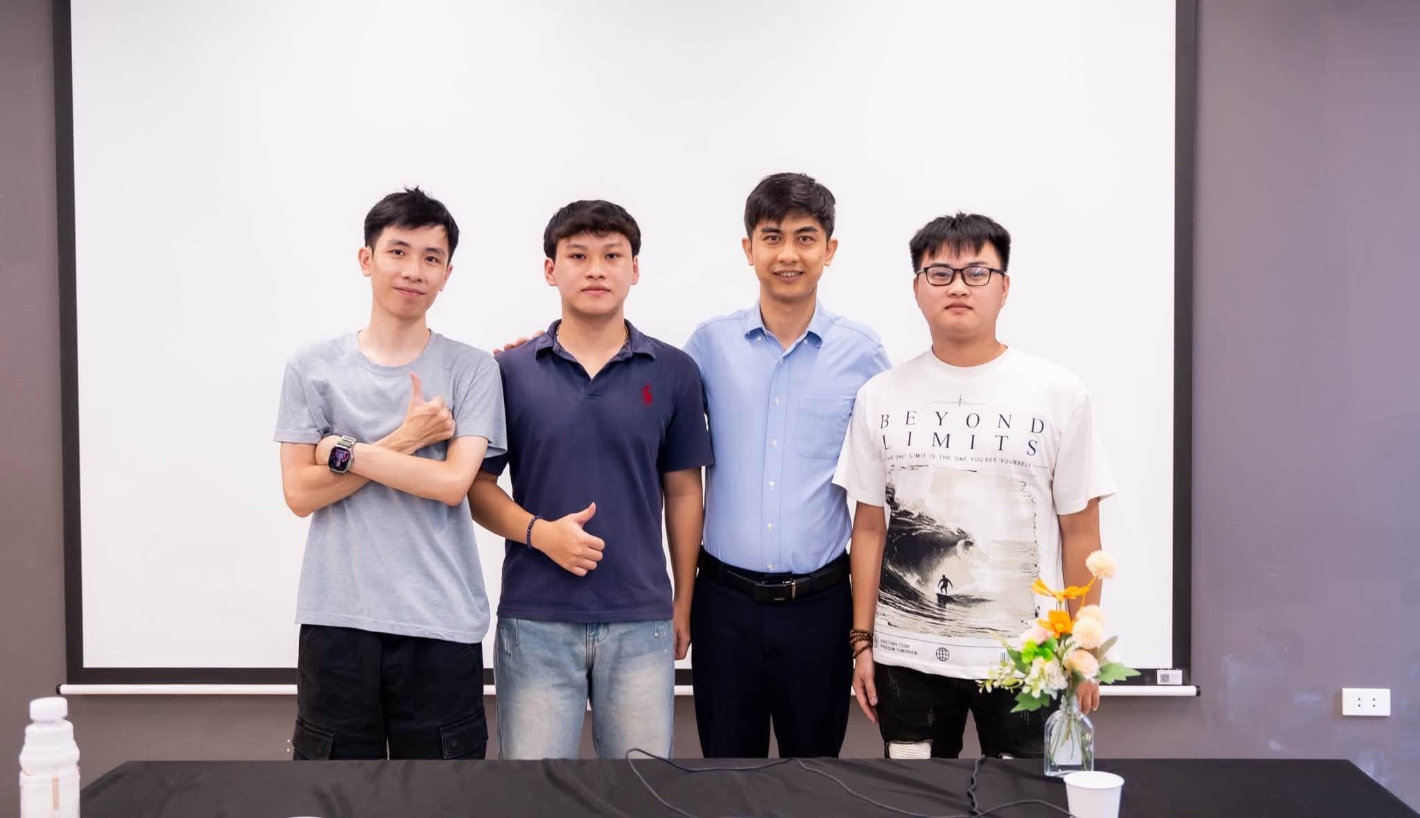 Nhóm dự án cùng giảng viên 