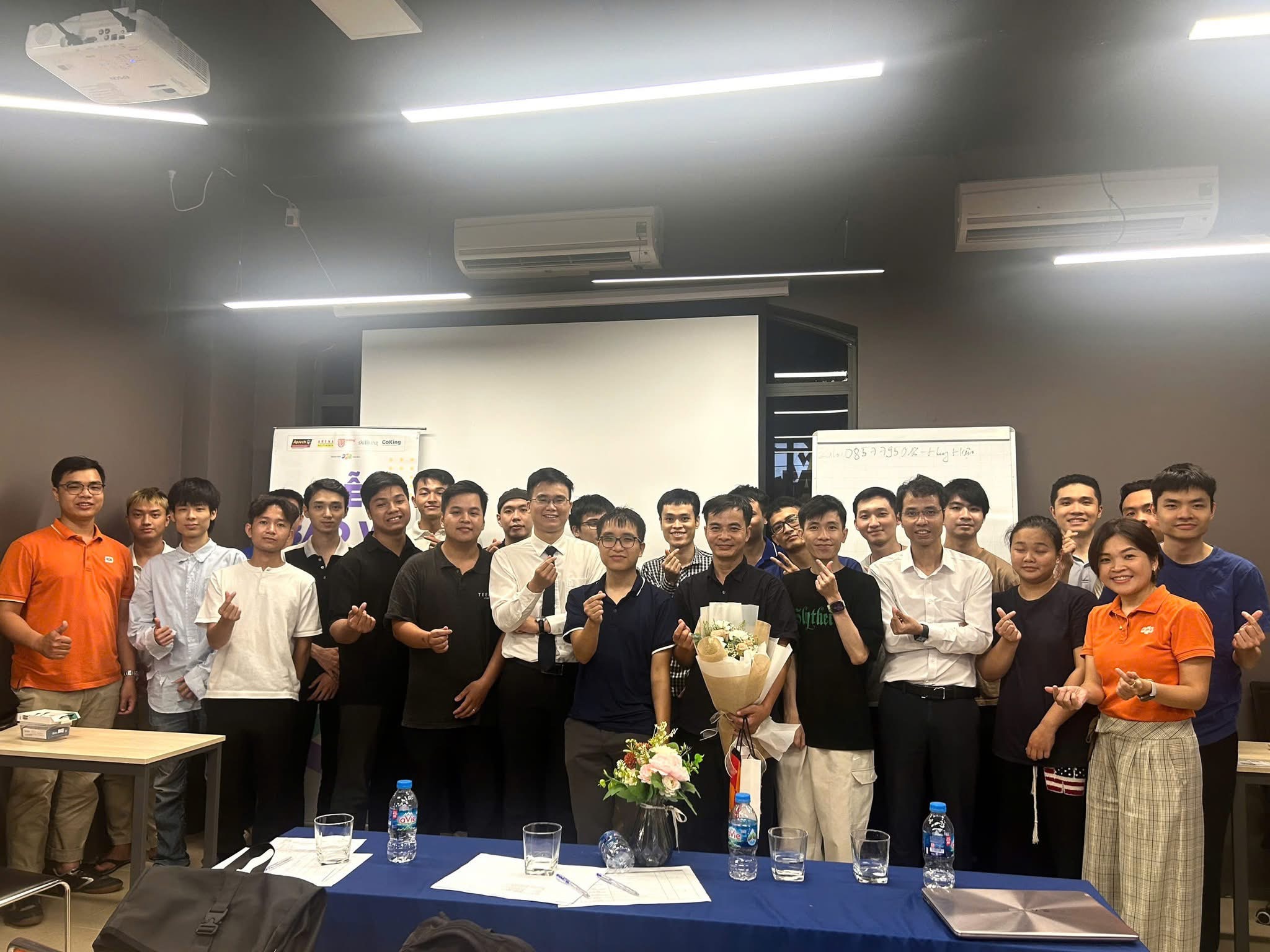 C2408E hoàn thành bảo vệ đồ án tốt nghiệp