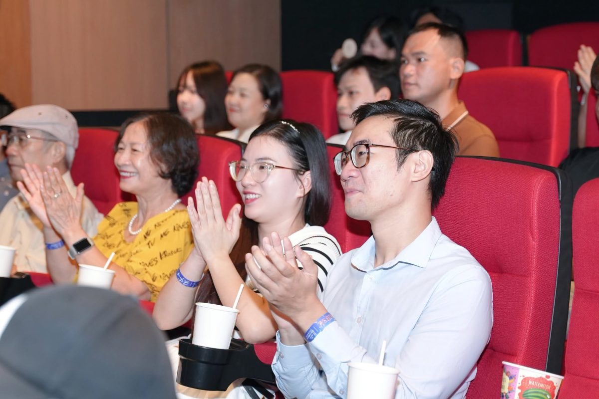 Toàn cảnh hàng ghế khách mời và người thân sinh viên tại buổi Lễ tôn vinh sinh viên xuất sắc.