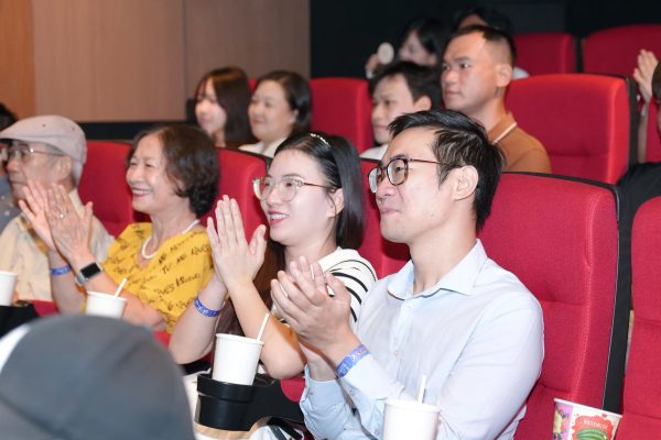 Toàn cảnh hàng ghế khách mời và người thân sinh viên tại buổi Lễ tôn vinh sinh viên xuất sắc. 