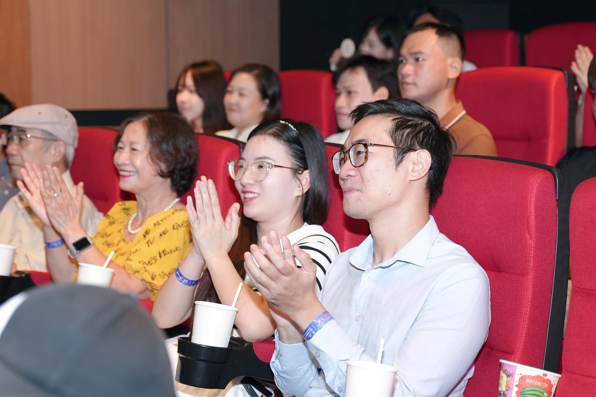 Toàn cảnh hàng ghế khách mời và người thân sinh viên tại buổi Lễ tôn vinh sinh viên xuất sắc. 