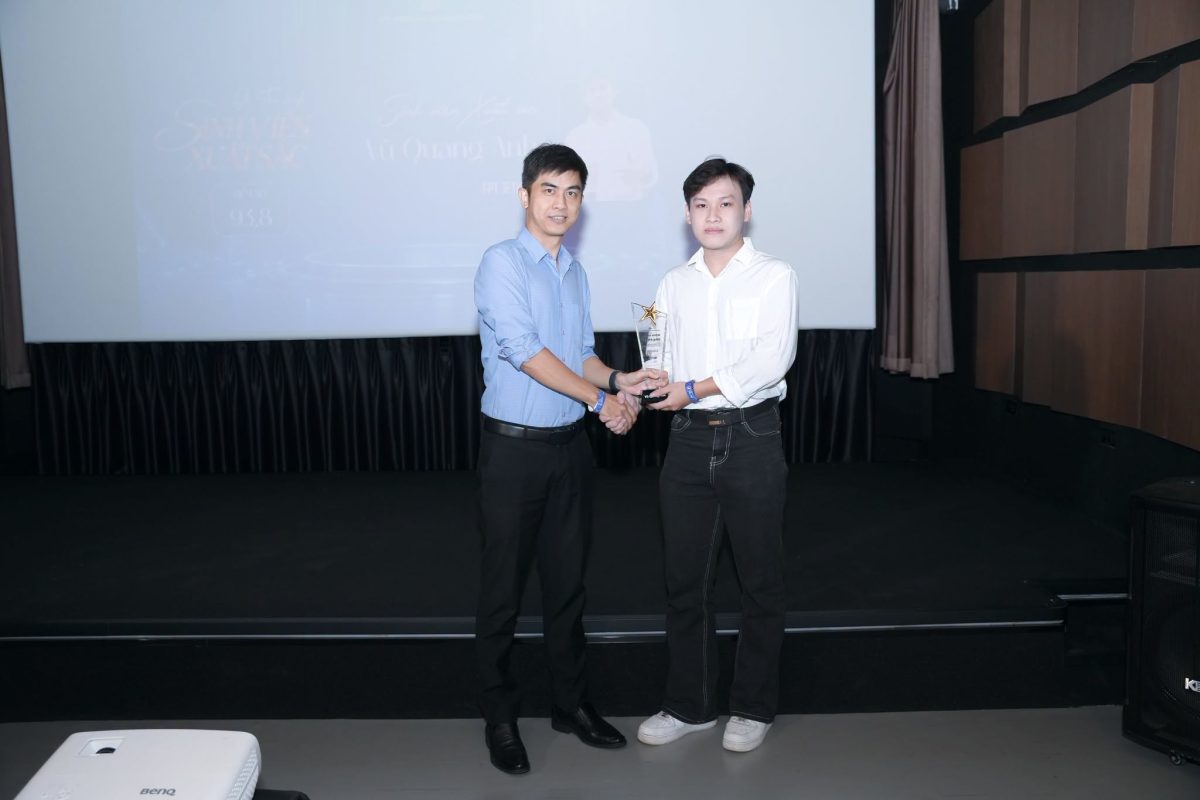 Thầy Nguyễn Xuân Cường trao cup cho Sinh Viên Xuất Sắc Vũ Quang Anh