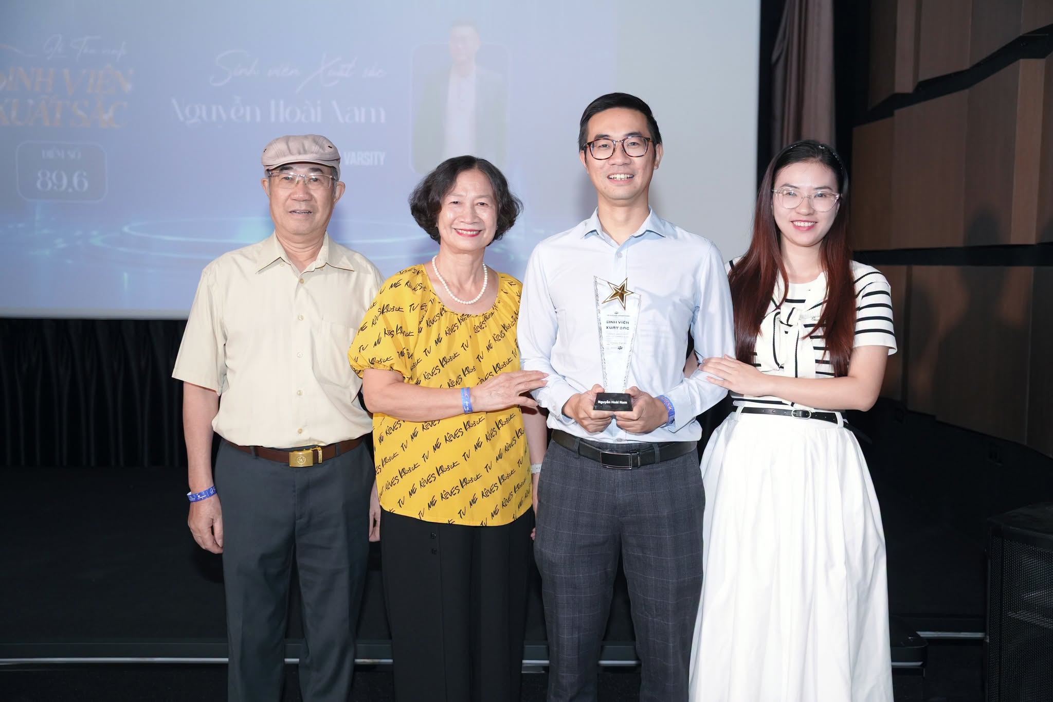 Toàn thể gia đình sinh viên xuất sắc Nguyễn Hoài Nam tại buổi lễ Tôn vinh