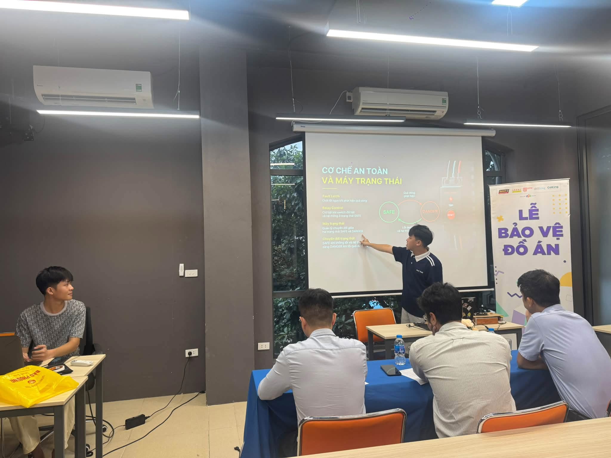 Thuyết trình tại buổi bảo vệ 