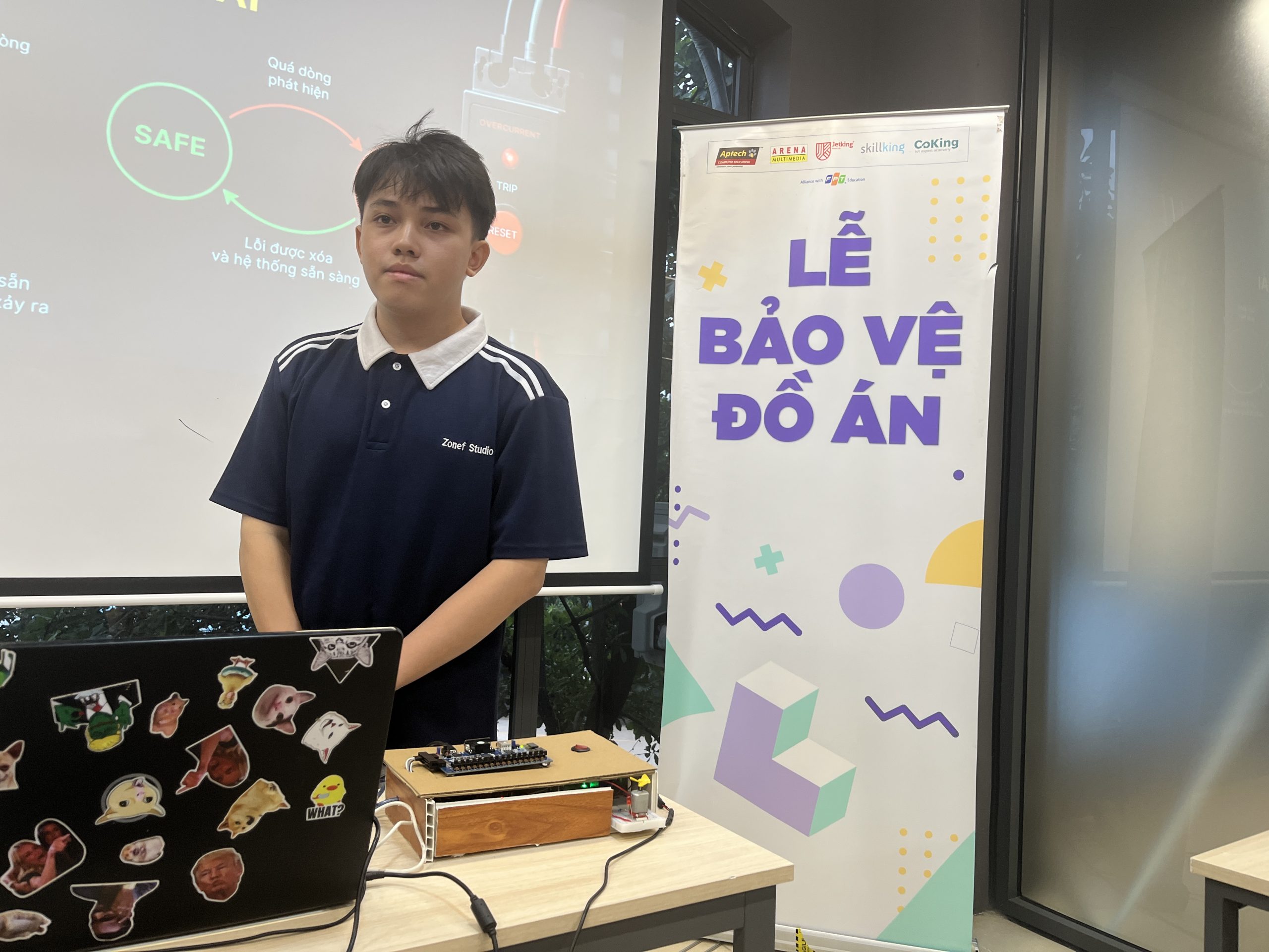 Sinh viên thuyết trình tại buổi bảo vệ