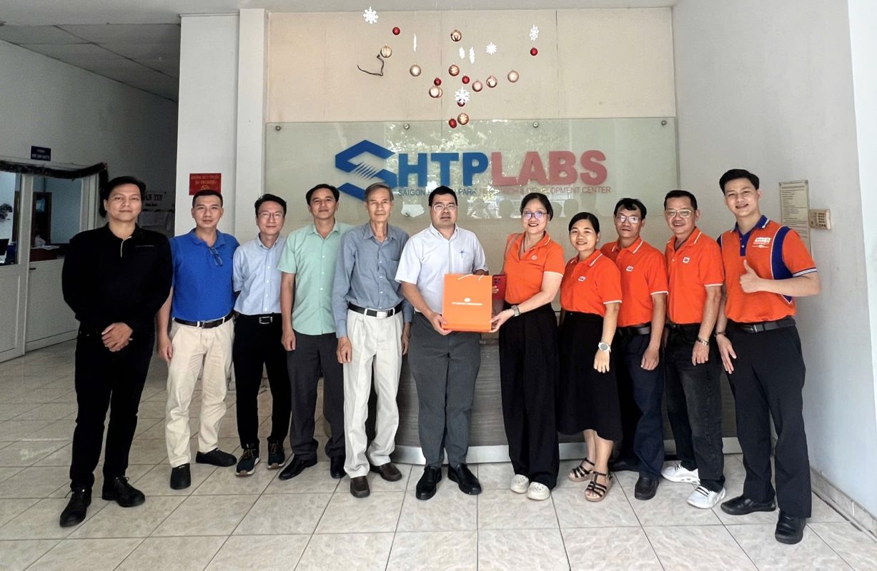 FPT Jetking tham quan phòng sạch vi mạch bán dẫn, kết nối đào tạo với thực tiễn