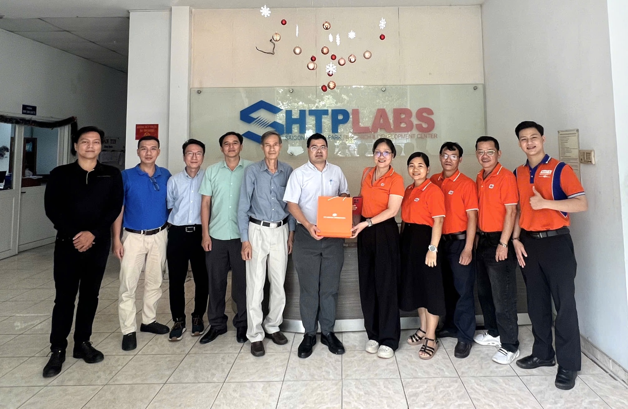 FPT Jetking tham quan phòng sạch vi mạch bán dẫn, kết nối đào tạo với thực tiễn